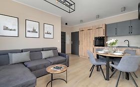 Cosy And Bright Apartment With Parking In Poznan By Noclegi Renters