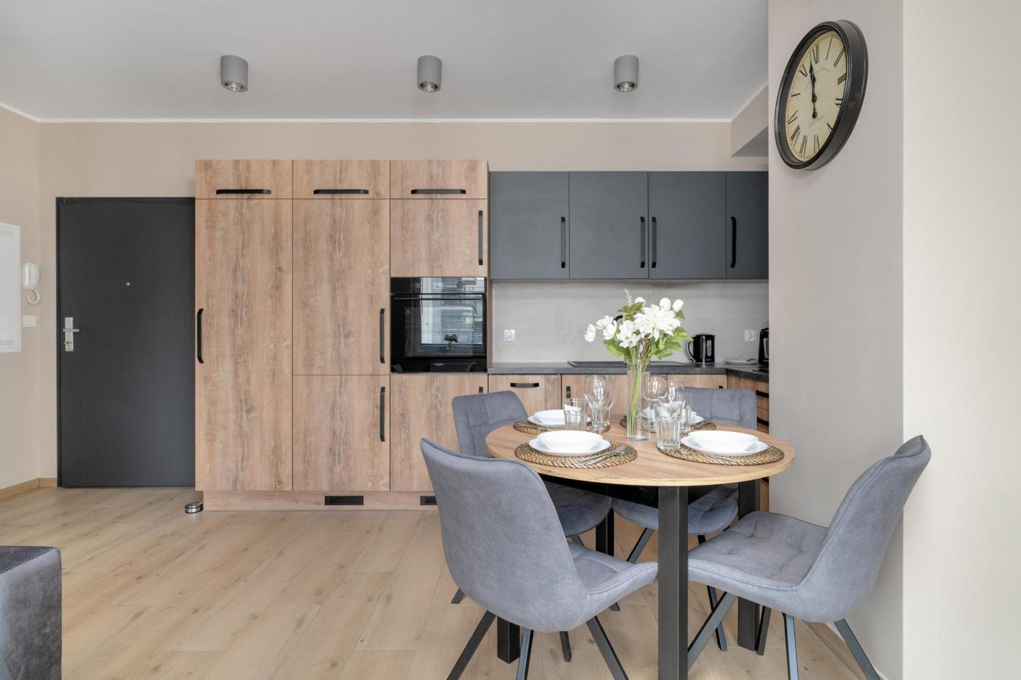 Cosy And Bright Apartment With Parking In Poznan By Noclegi Renters Екстер'єр фото
